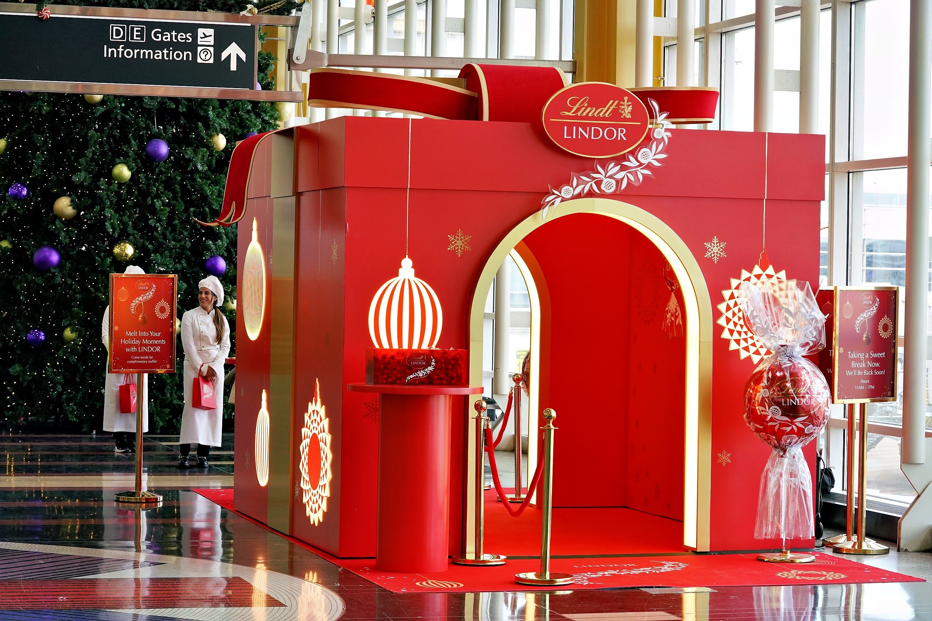 Lindt LINDOR Brings the Holiday Magic to Travelers!